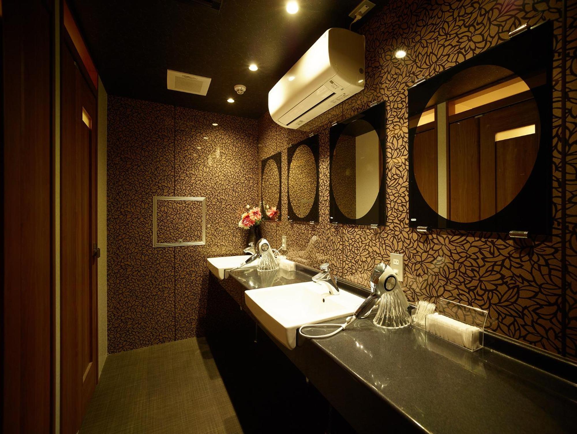 Hotel Sunplaza 2 Annex Osaka Bagian luar foto